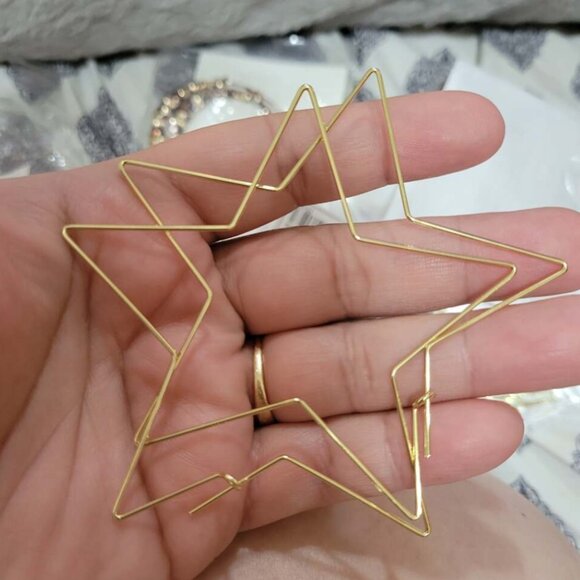 Free People Women's Lightweight Star Hoop Earrings Gold - Picture 2 of 8